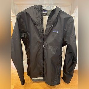 Patagonia Men’s small lightweight Raincoat Black